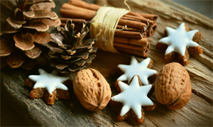 Foto weihnachtlich dekoriert mit Nüssen, Keksen, Zimtstangen und Zapfen